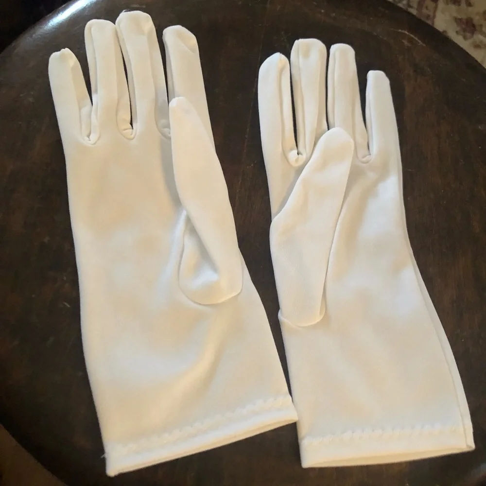 Vintage White Wrist Gloves